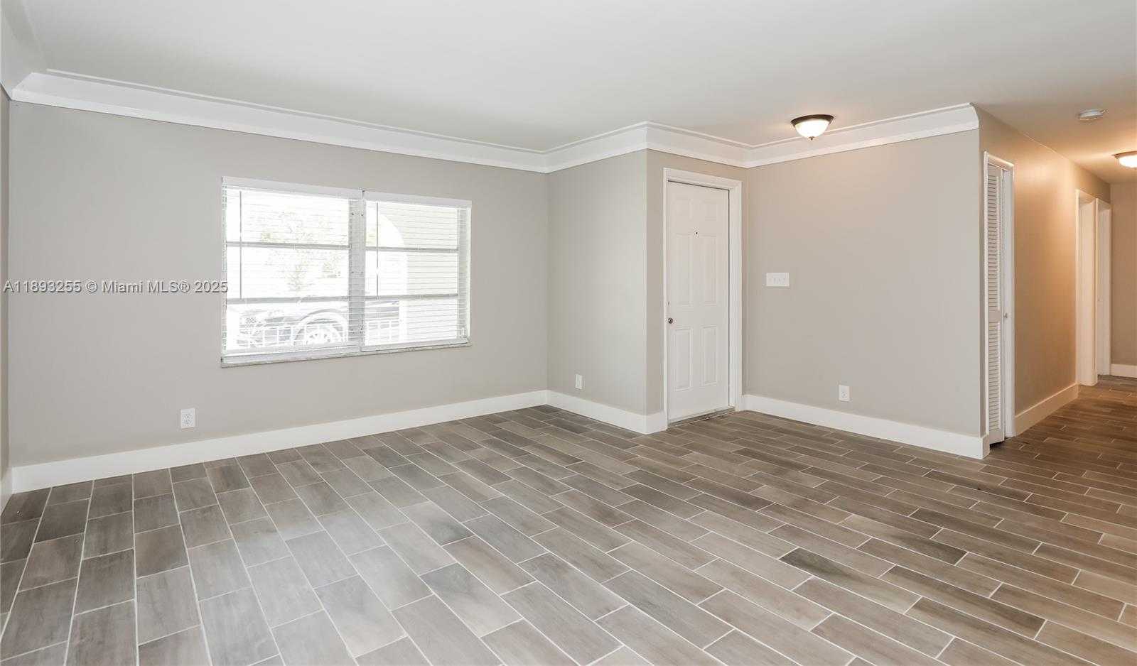 Small Image of 11041 GLENWOOD DR, Coral Springs Number 2