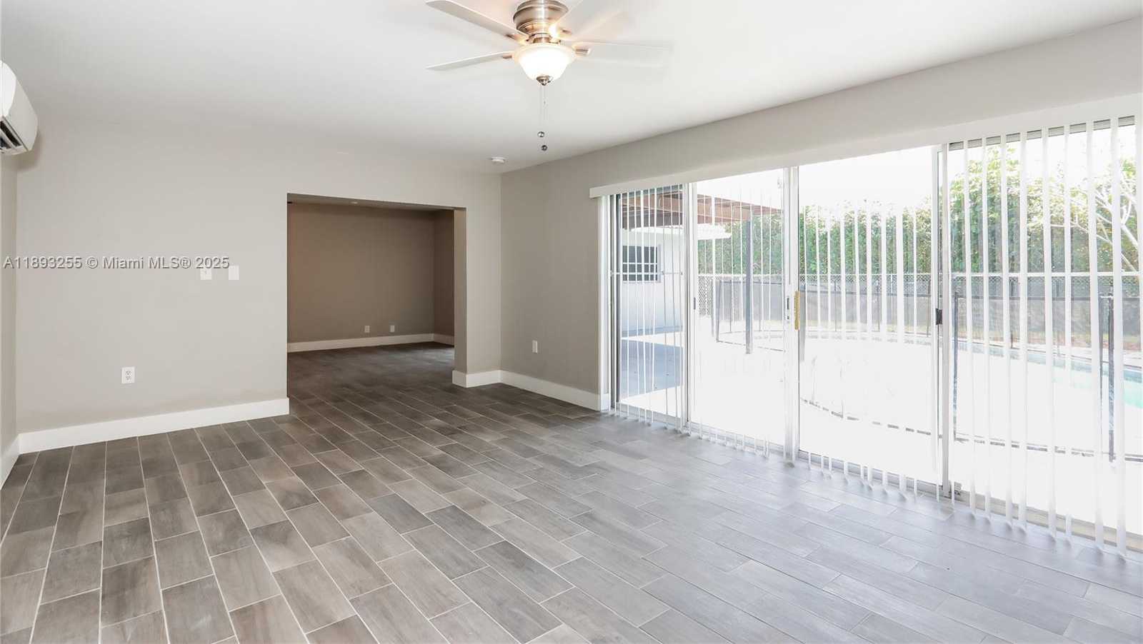 Small Image of 11041 GLENWOOD DR, Coral Springs Number 4