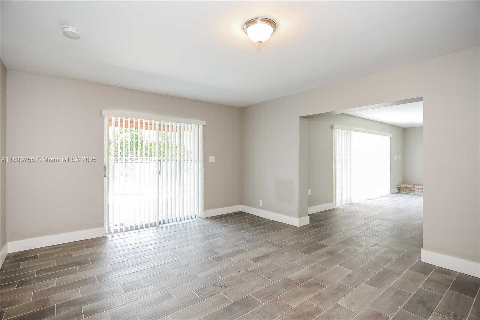 Small Image of 11041 GLENWOOD DR, Coral Springs Number 5