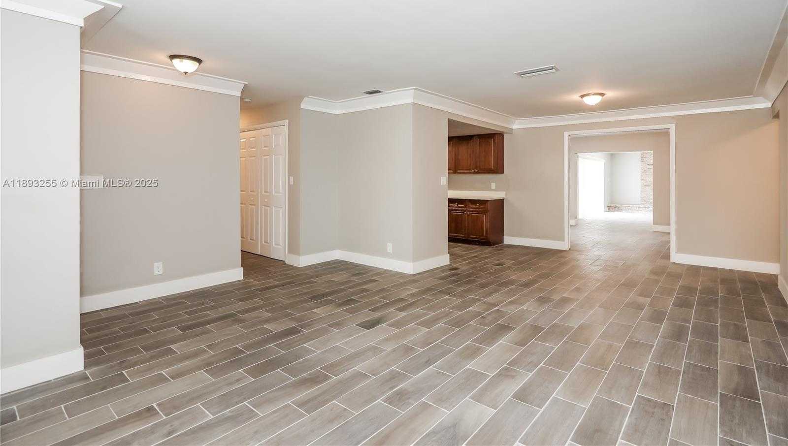 Small Image of 11041 GLENWOOD DR, Coral Springs Number 6