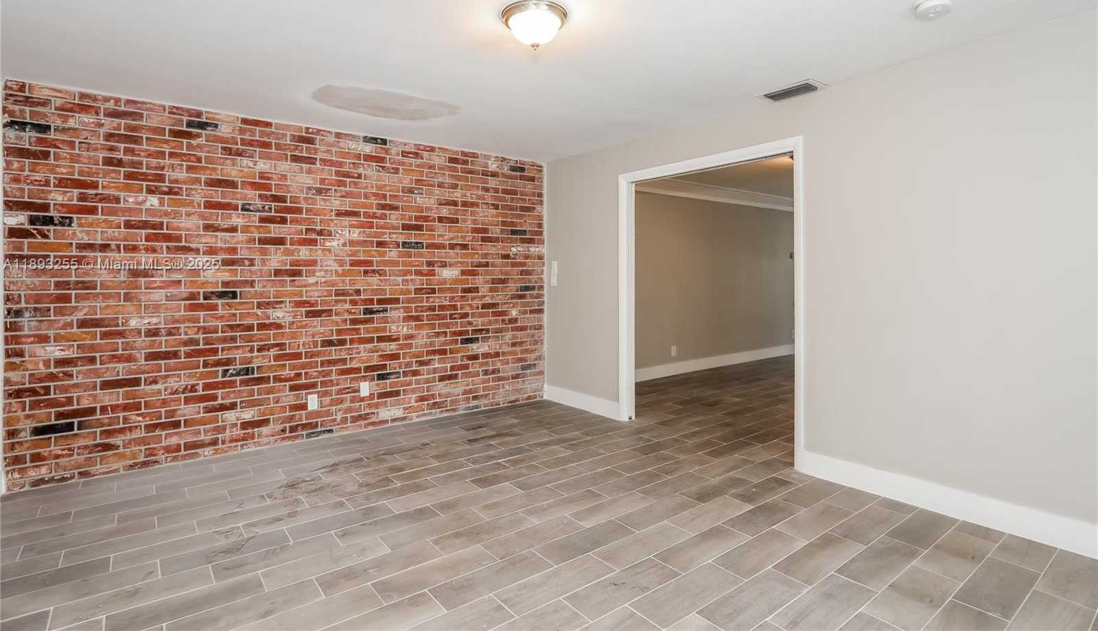 Small Image of 11041 GLENWOOD DR, Coral Springs Number 7