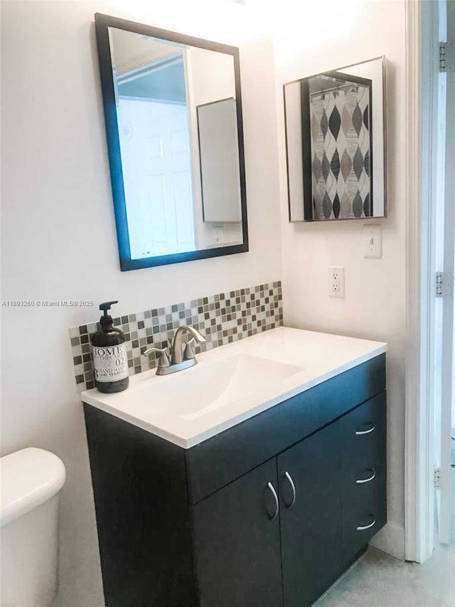 Small Image of 50 MENORES AVE #731, Coral Gables Number 31