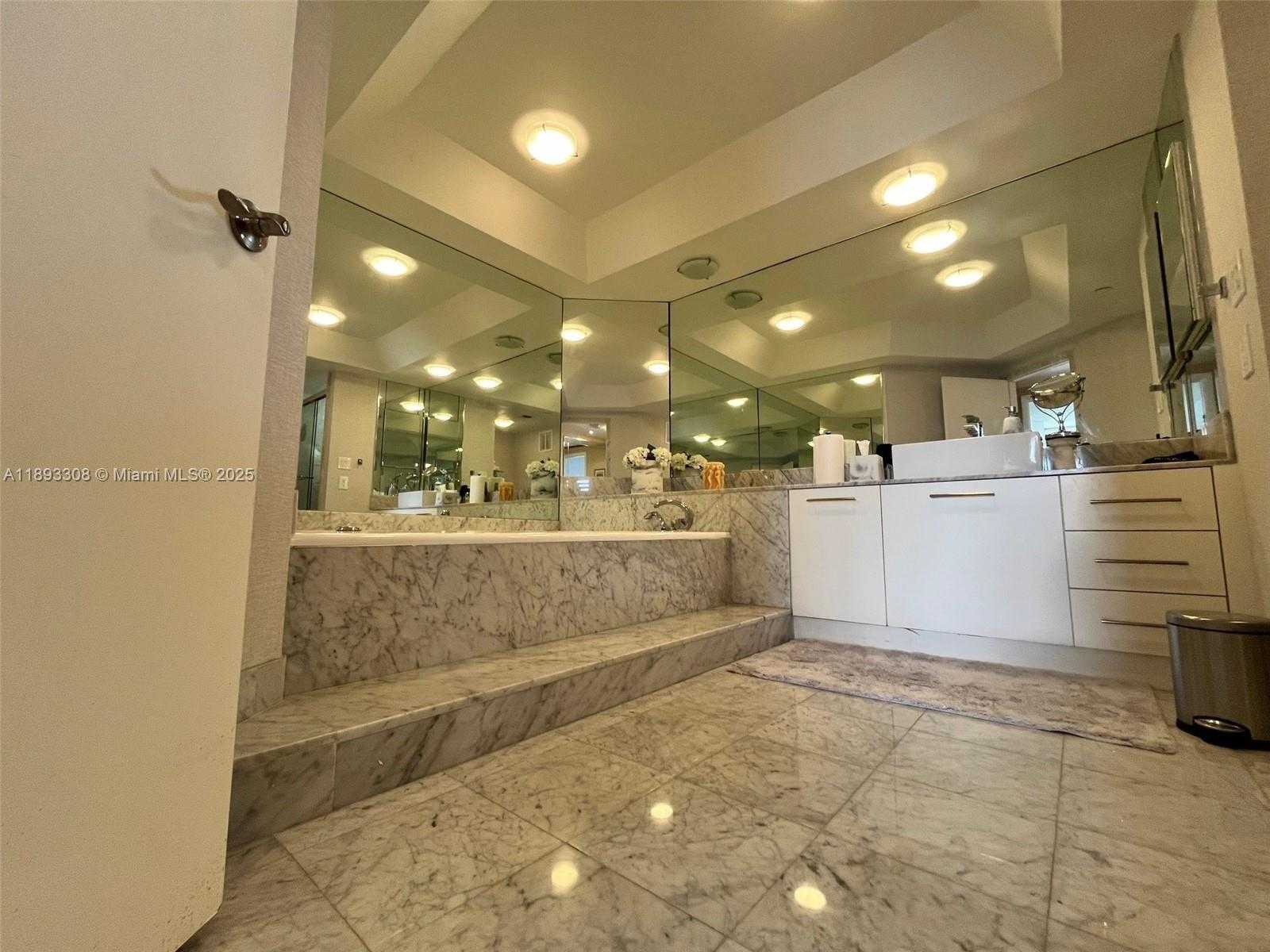 Small Image of 4000 ISLAND BL #1905, Aventura Number 16