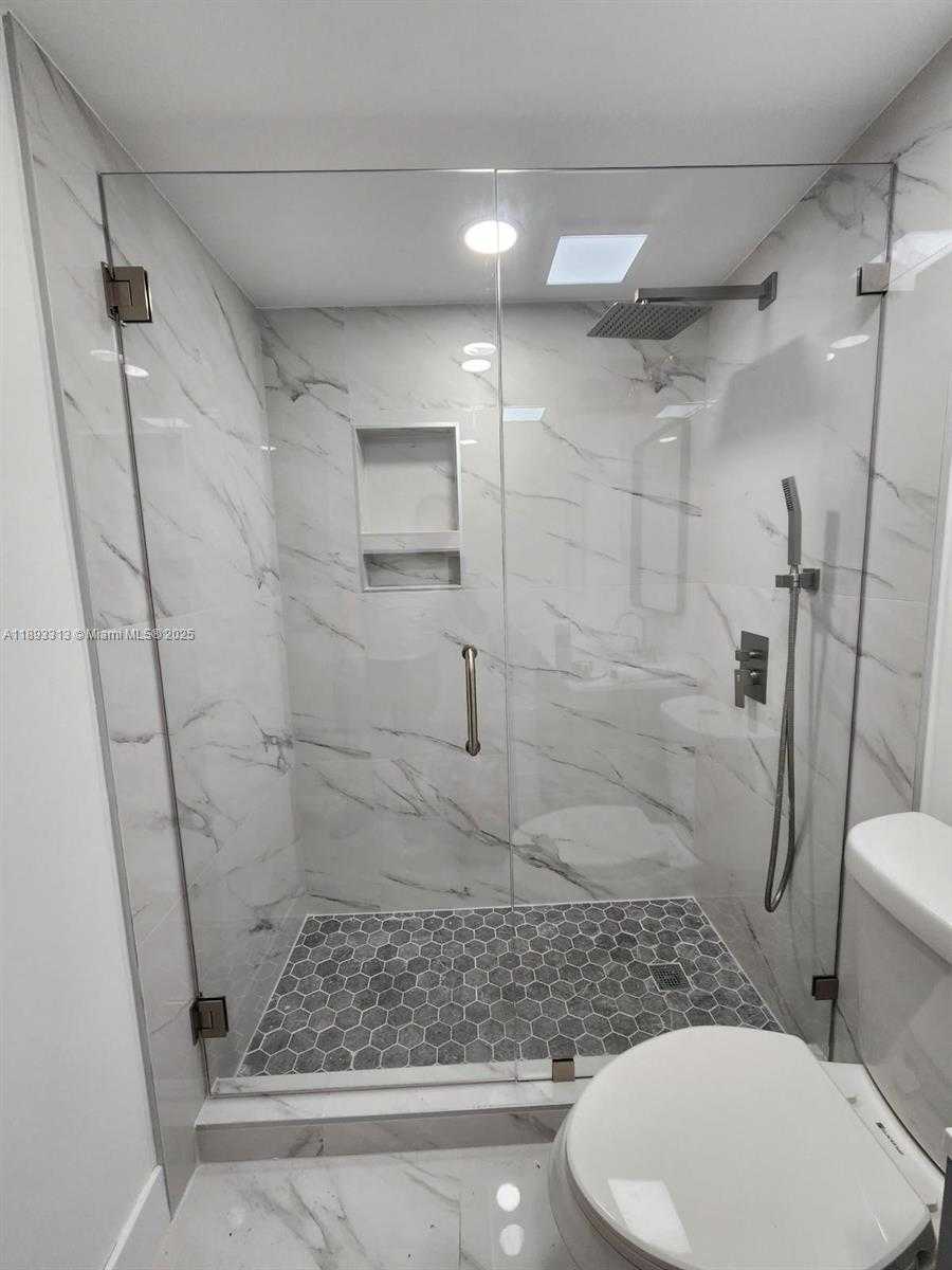 Small Image of 7101 BYRON AVE #504, Miami Beach Number 12