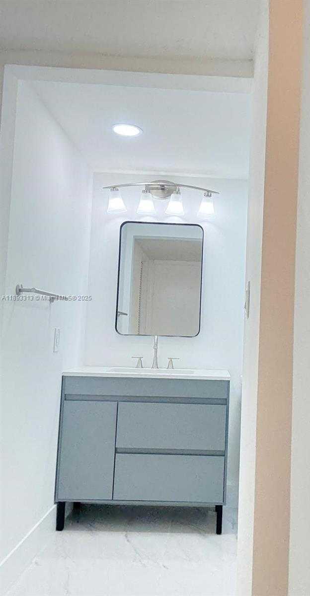 Small Image of 7101 BYRON AVE #504, Miami Beach Number 13
