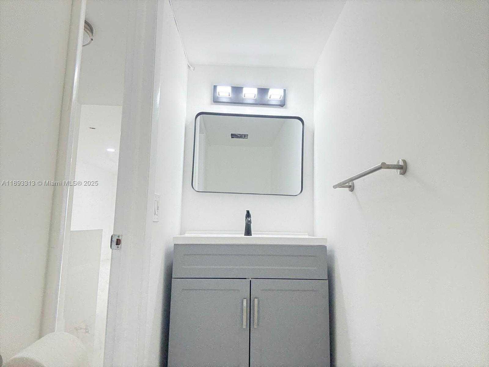 Small Image of 7101 BYRON AVE #504, Miami Beach Number 14