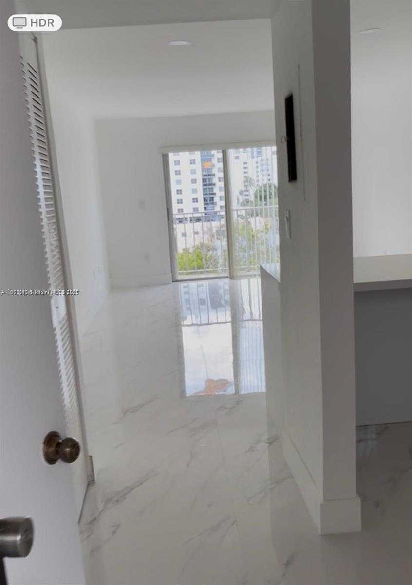 Small Image of 7101 BYRON AVE #504, Miami Beach Number 2