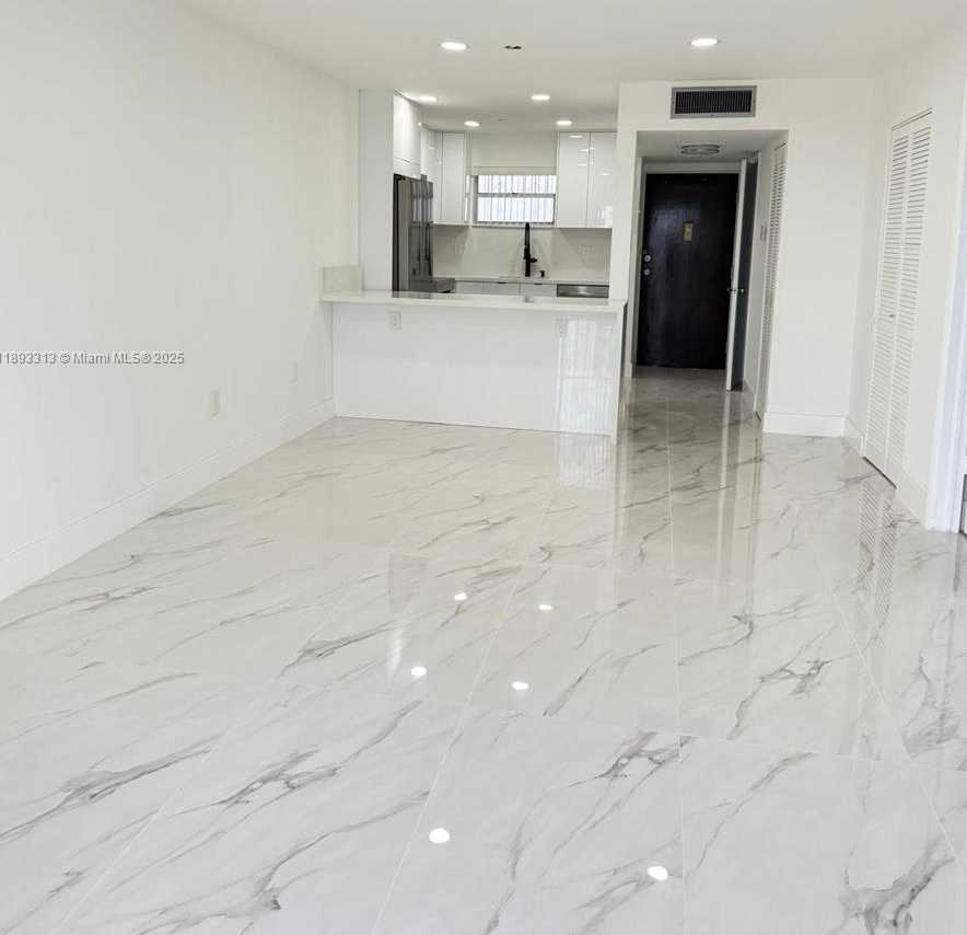 Small Image of 7101 BYRON AVE #504, Miami Beach Number 3