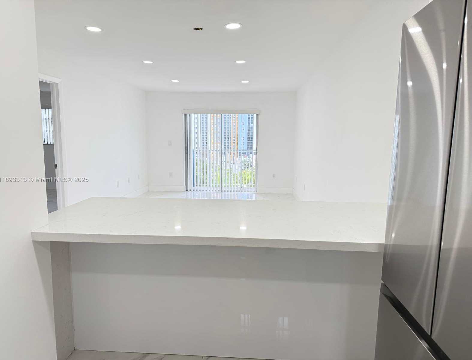 Small Image of 7101 BYRON AVE #504, Miami Beach Number 4