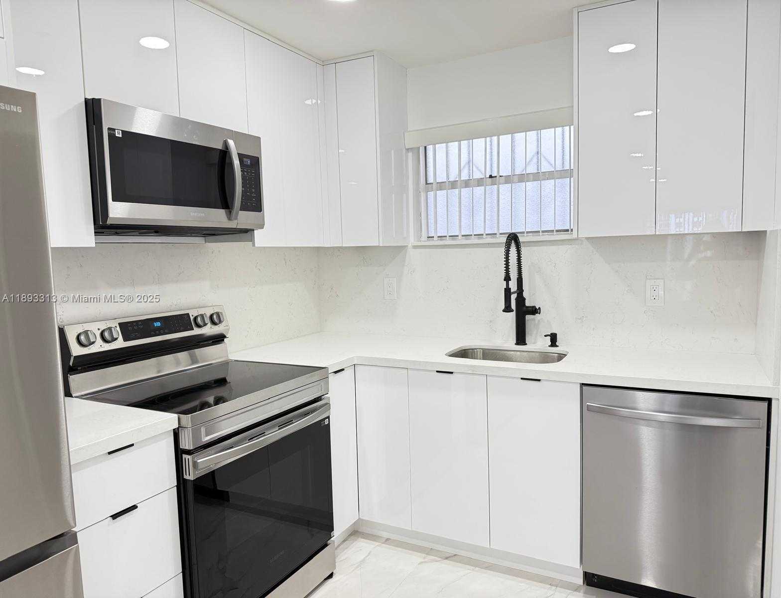 Small Image of 7101 BYRON AVE #504, Miami Beach Number 5