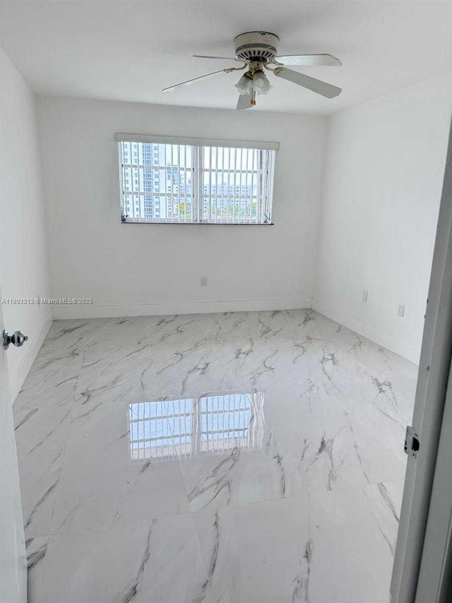 Small Image of 7101 BYRON AVE #504, Miami Beach Number 8