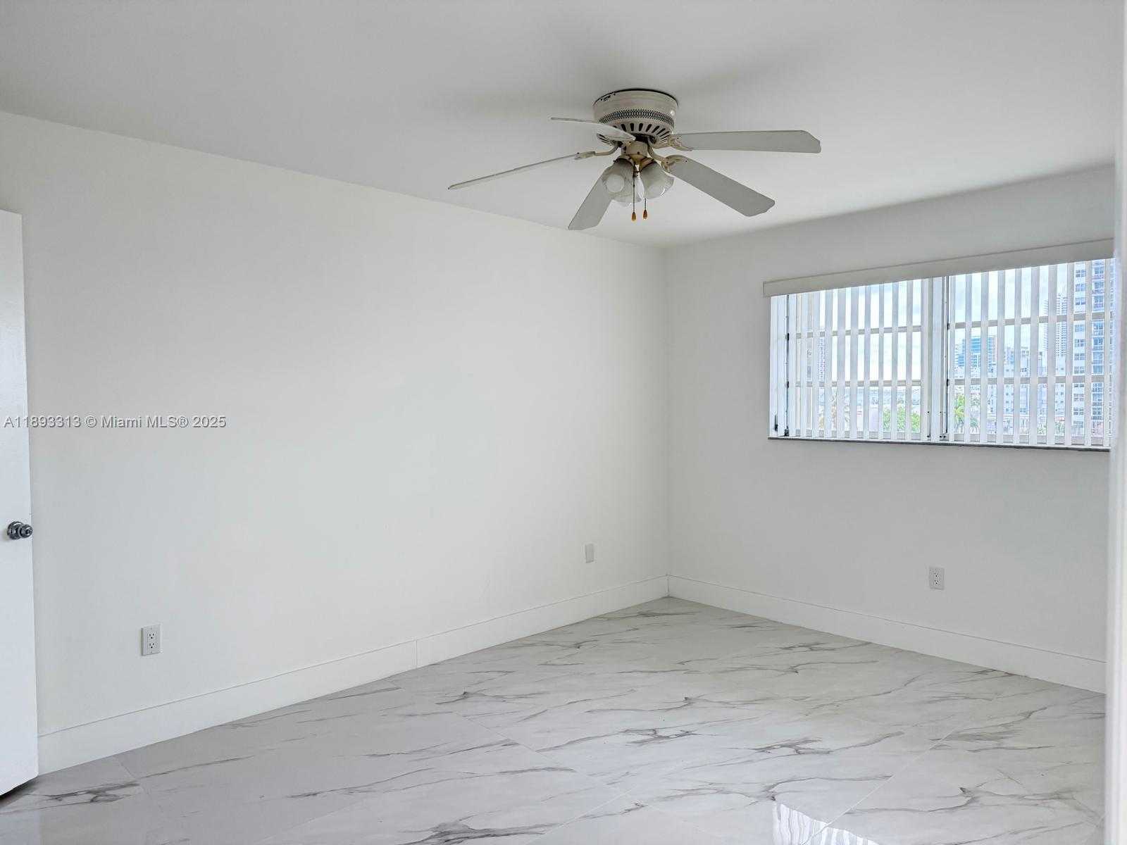 Small Image of 7101 BYRON AVE #504, Miami Beach Number 9
