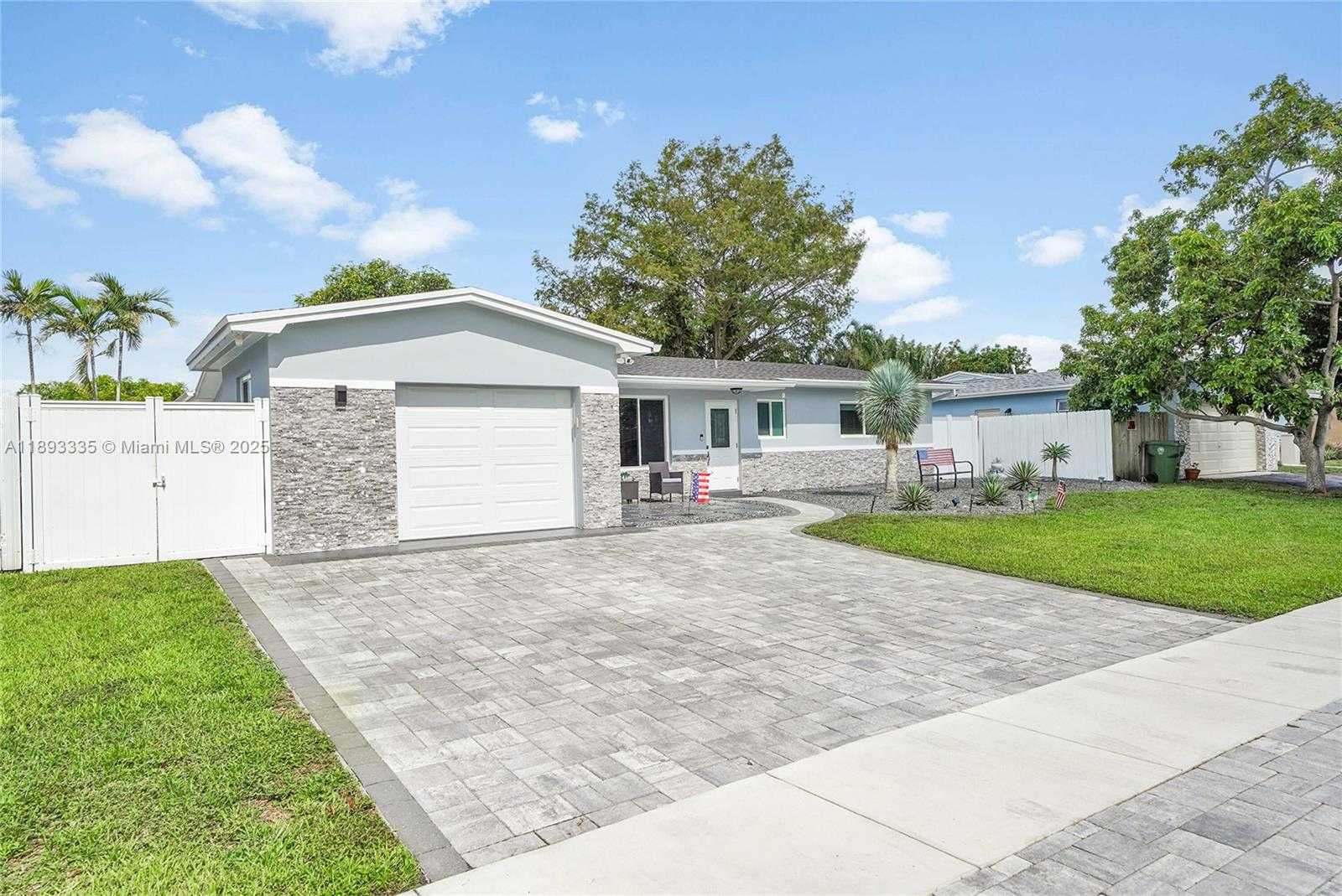 Small Image of 521 NORTH WEST 93RD TER, Pembroke Pines Number 2