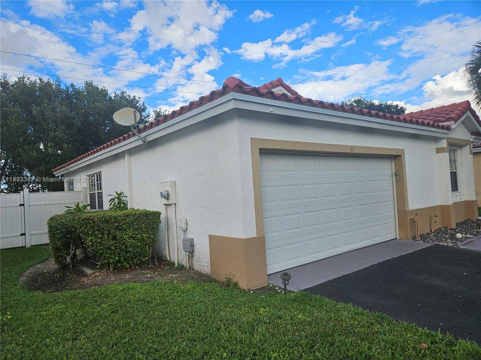 Small Image of 32 GABLES BLVD, Weston Number 2