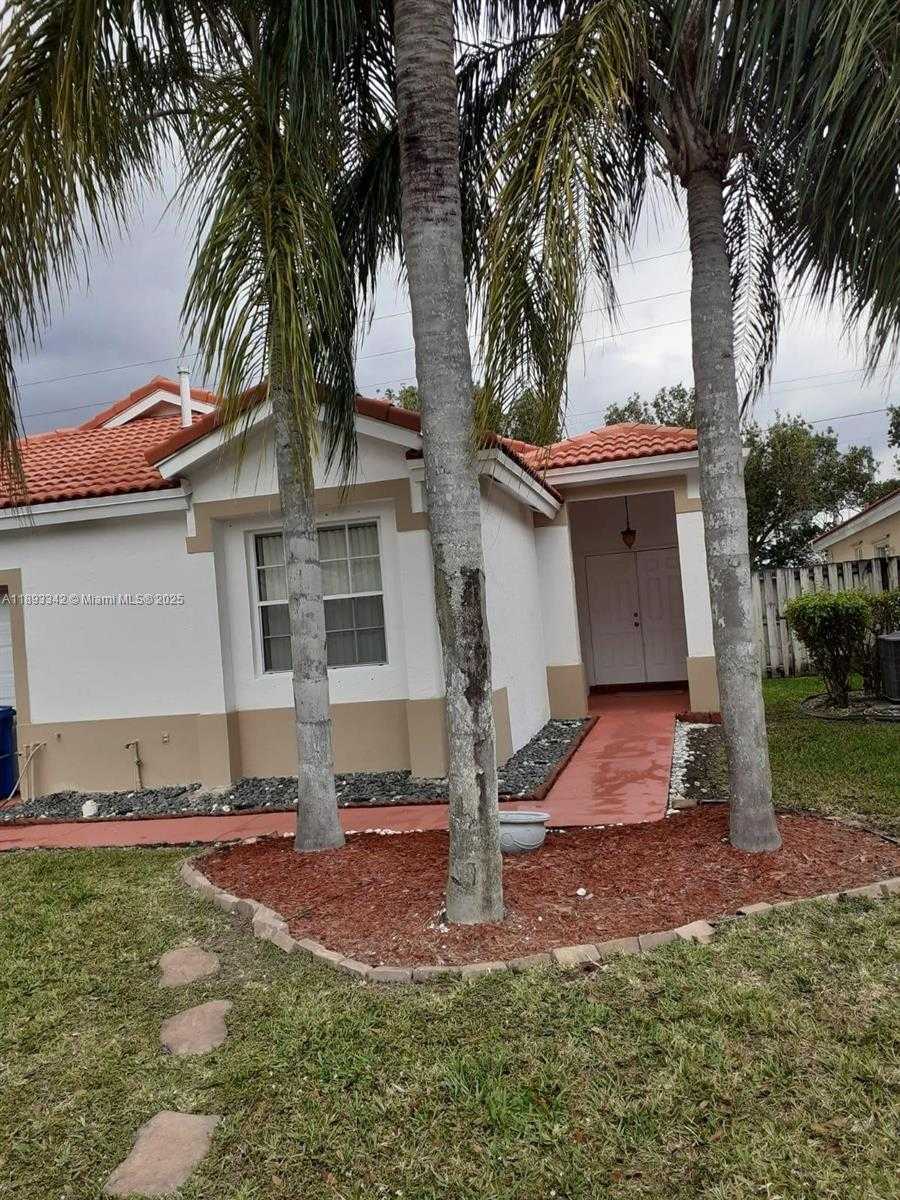 Small Image of 32 GABLES BLVD, Weston Number 3