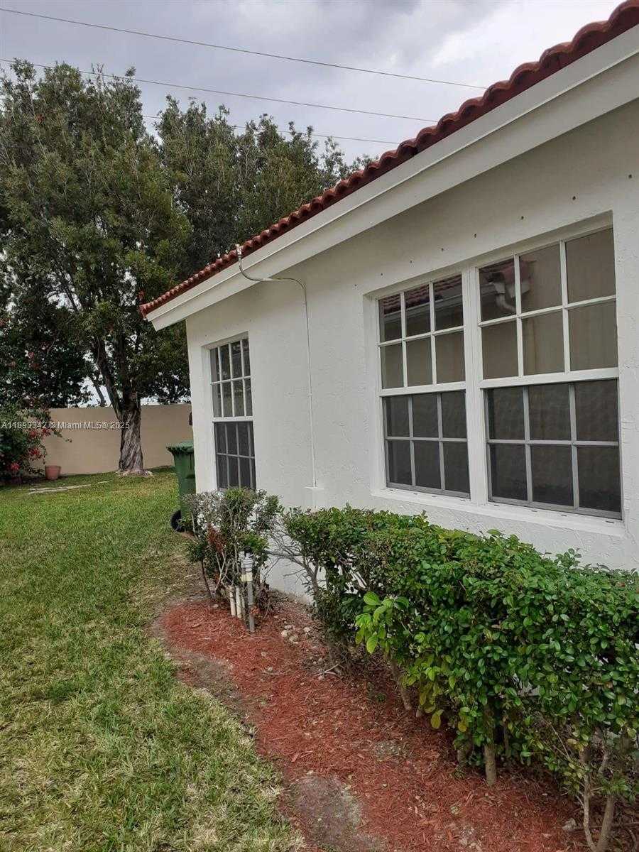 Small Image of 32 GABLES BLVD, Weston Number 4