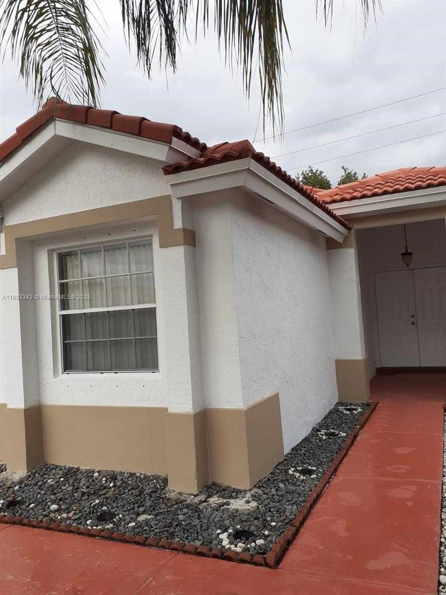 Small Image of 32 GABLES BLVD, Weston Number 5