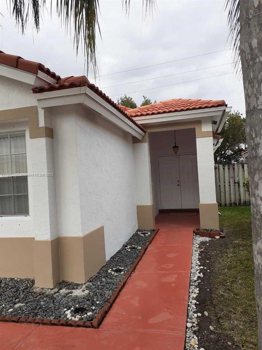 Small Image of 32 GABLES BLVD, Weston Number 7