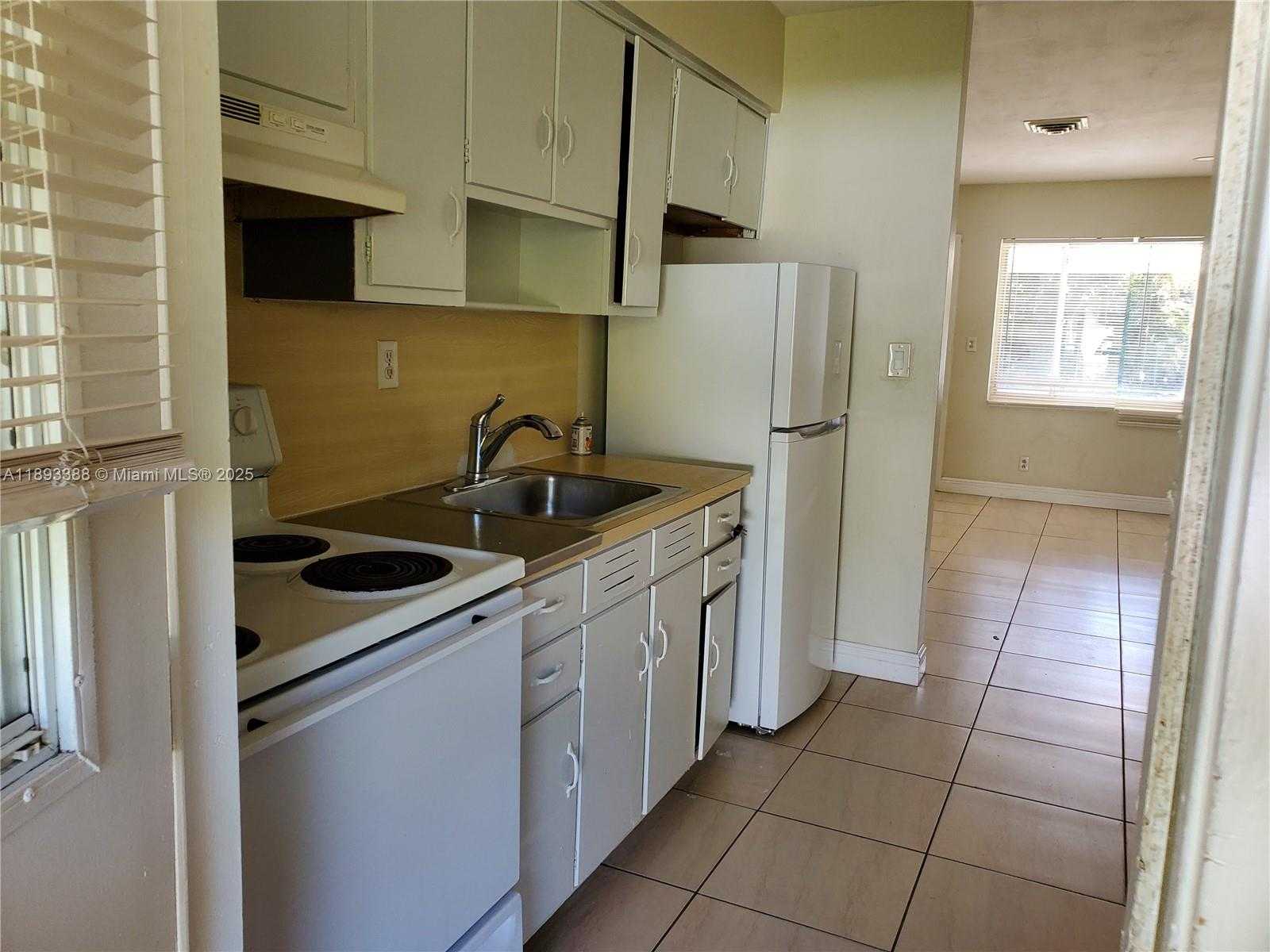 Small Image of 1925 SCOTT ST #1-2, Hollywood Number 9