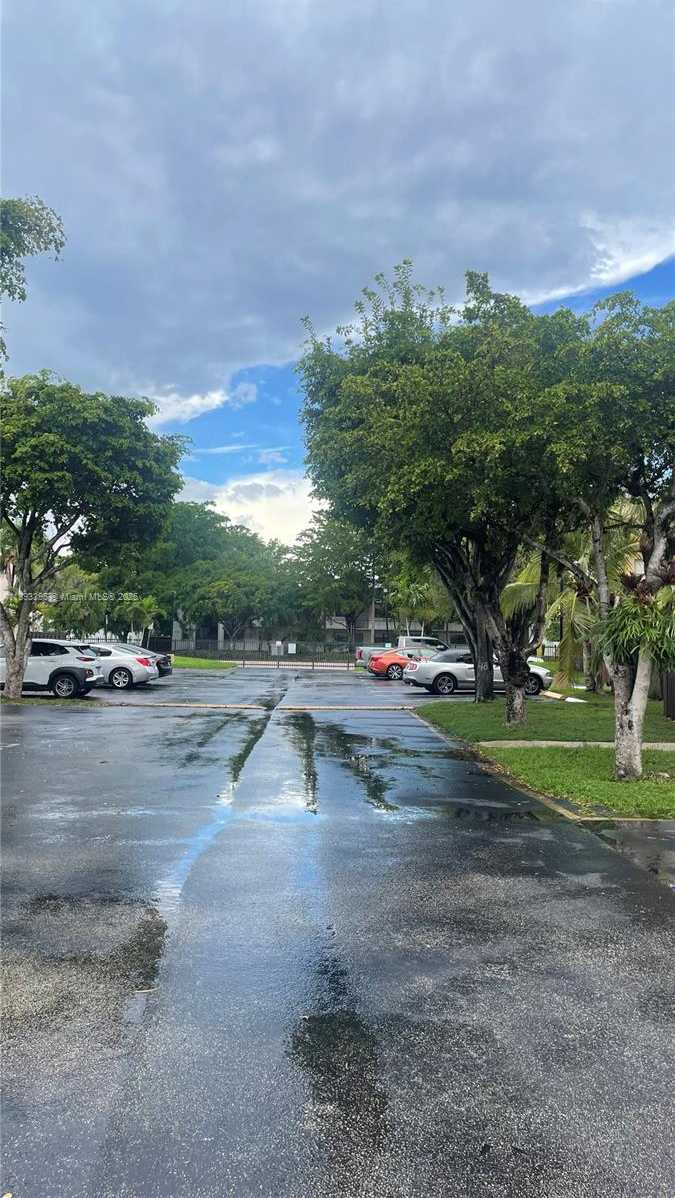 Small Image of 575 WEST PARK DR #205, Miami Number 5