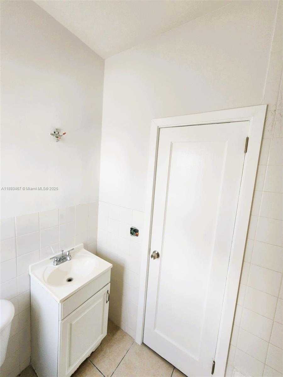 Small Image of 7611 HARDING AVE #8, Miami Beach Number 10