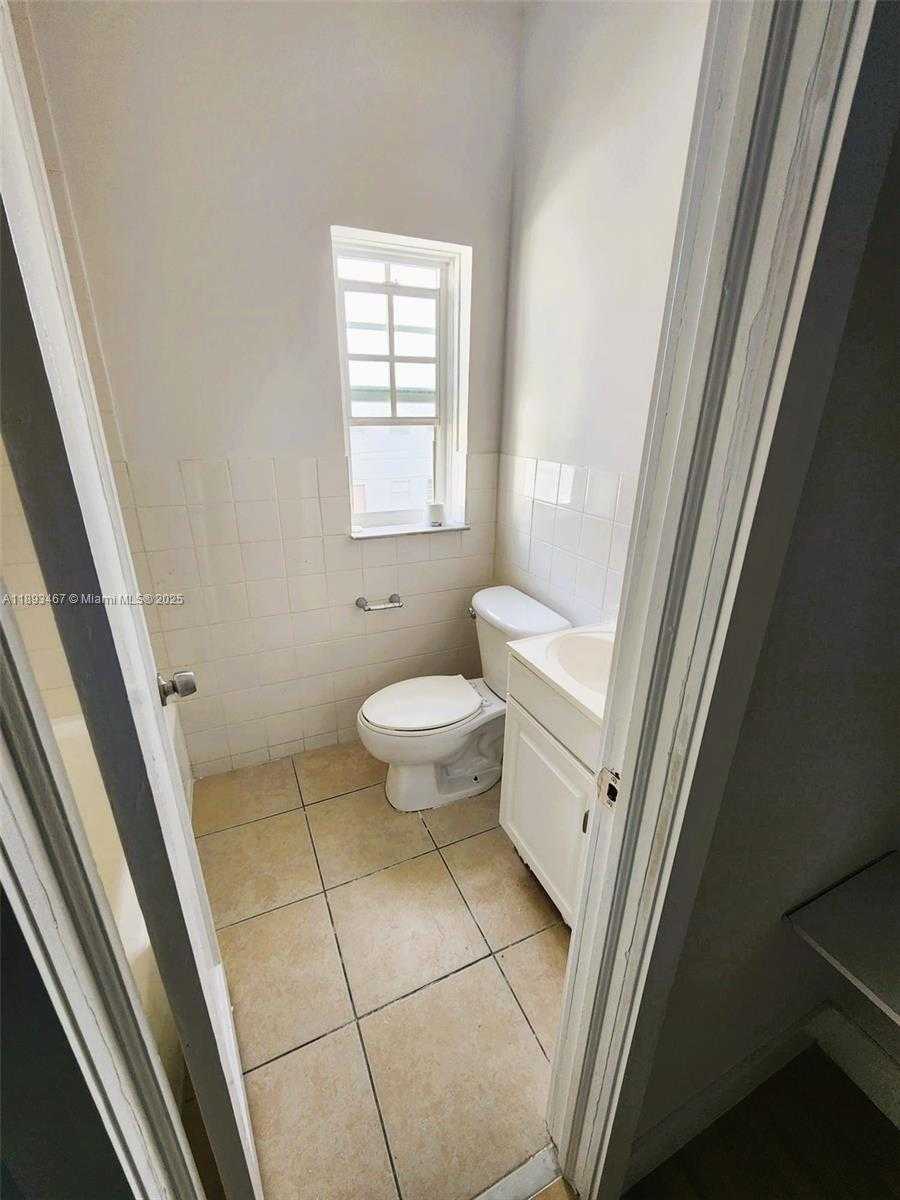 Small Image of 7611 HARDING AVE #8, Miami Beach Number 11