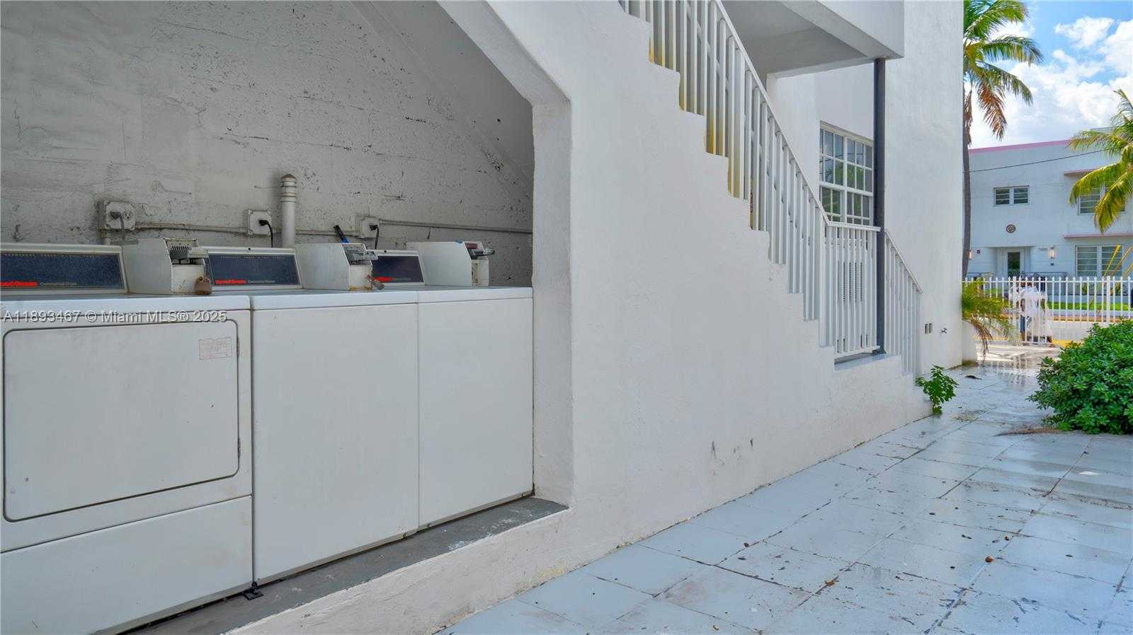 Small Image of 7611 HARDING AVE #8, Miami Beach Number 13