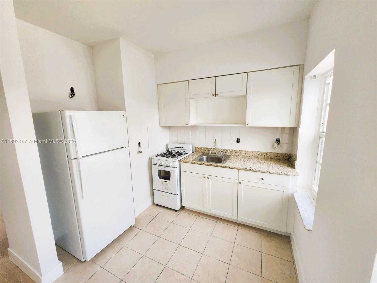 Small Image of 7611 HARDING AVE #8, Miami Beach Number 4