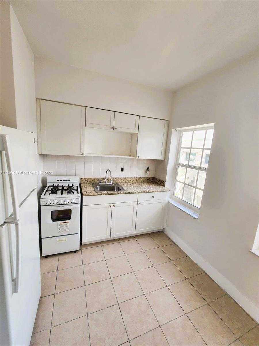 Small Image of 7611 HARDING AVE #8, Miami Beach Number 5