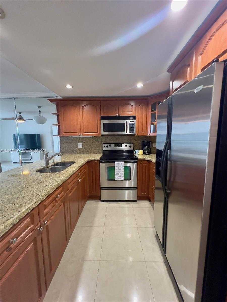 Small Image of 401 OCEAN DR #311, Miami Beach Number 2