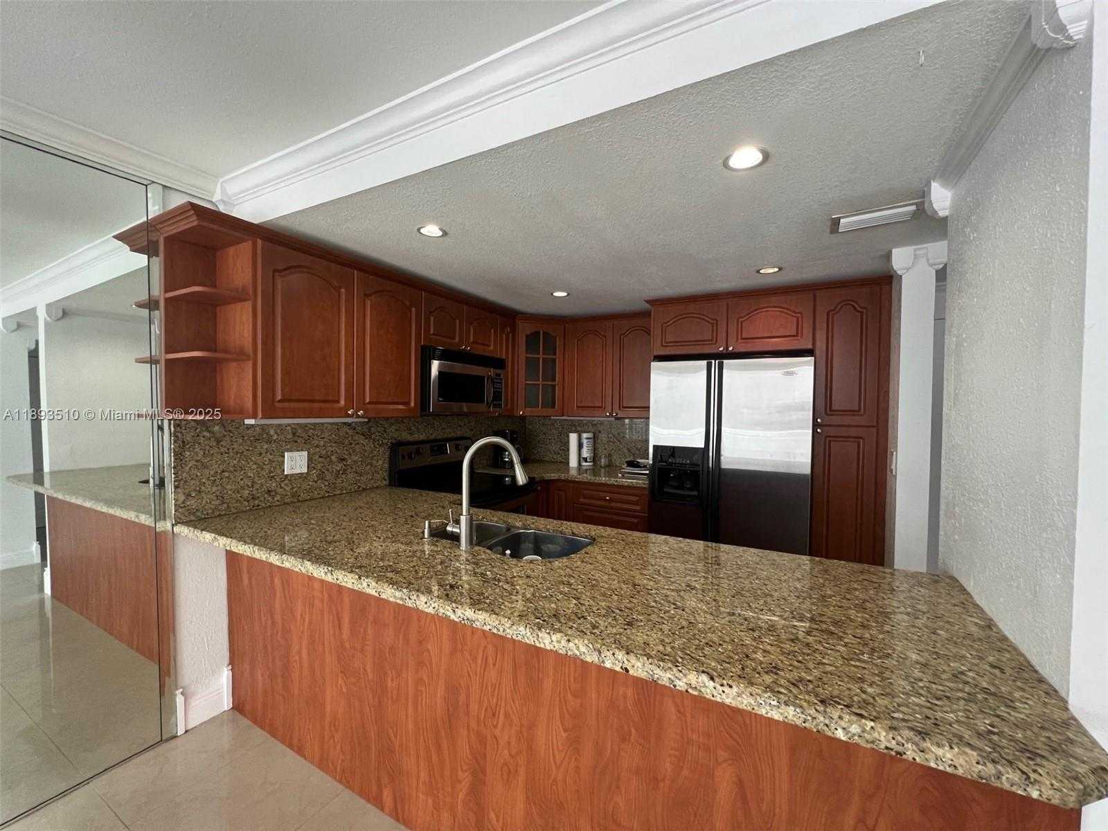 Small Image of 401 OCEAN DR #311, Miami Beach Number 3