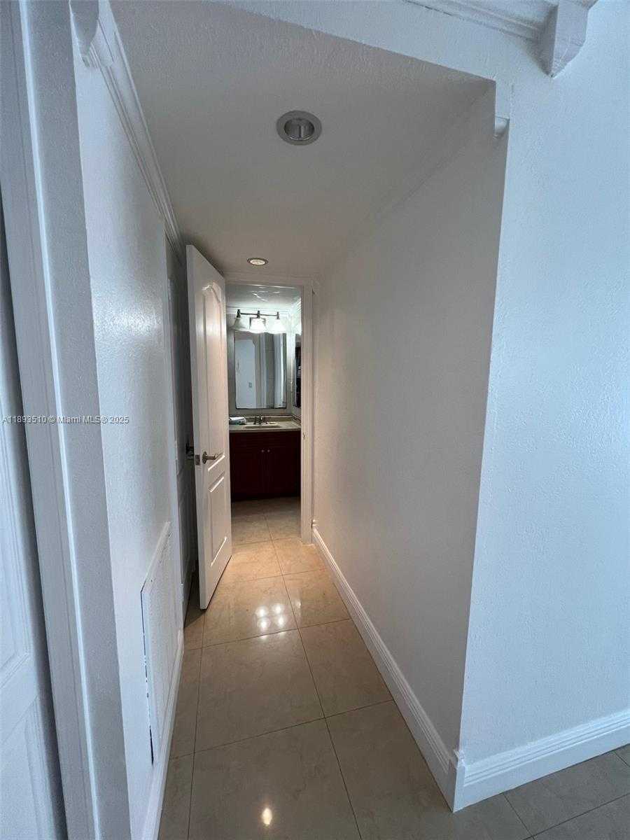 Small Image of 401 OCEAN DR #311, Miami Beach Number 8