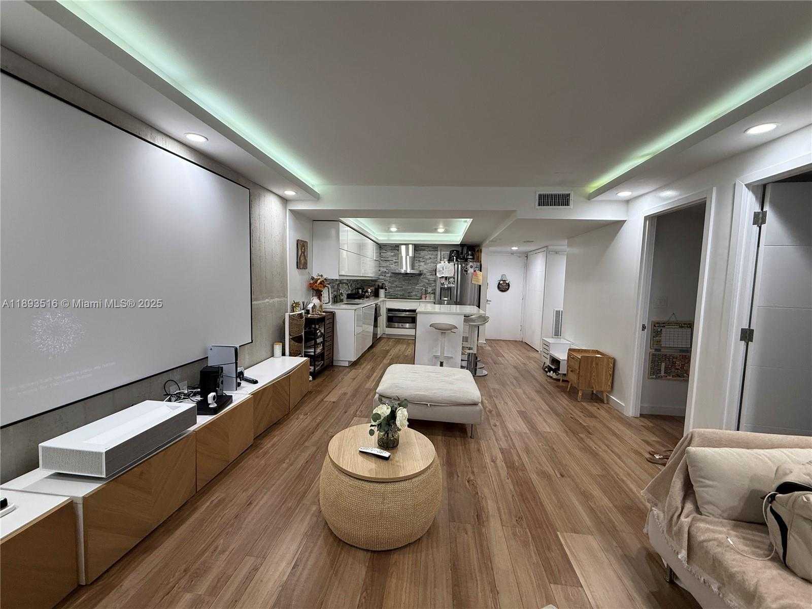 Small Image of 401 OCEAN DR #325, Miami Beach Number 2