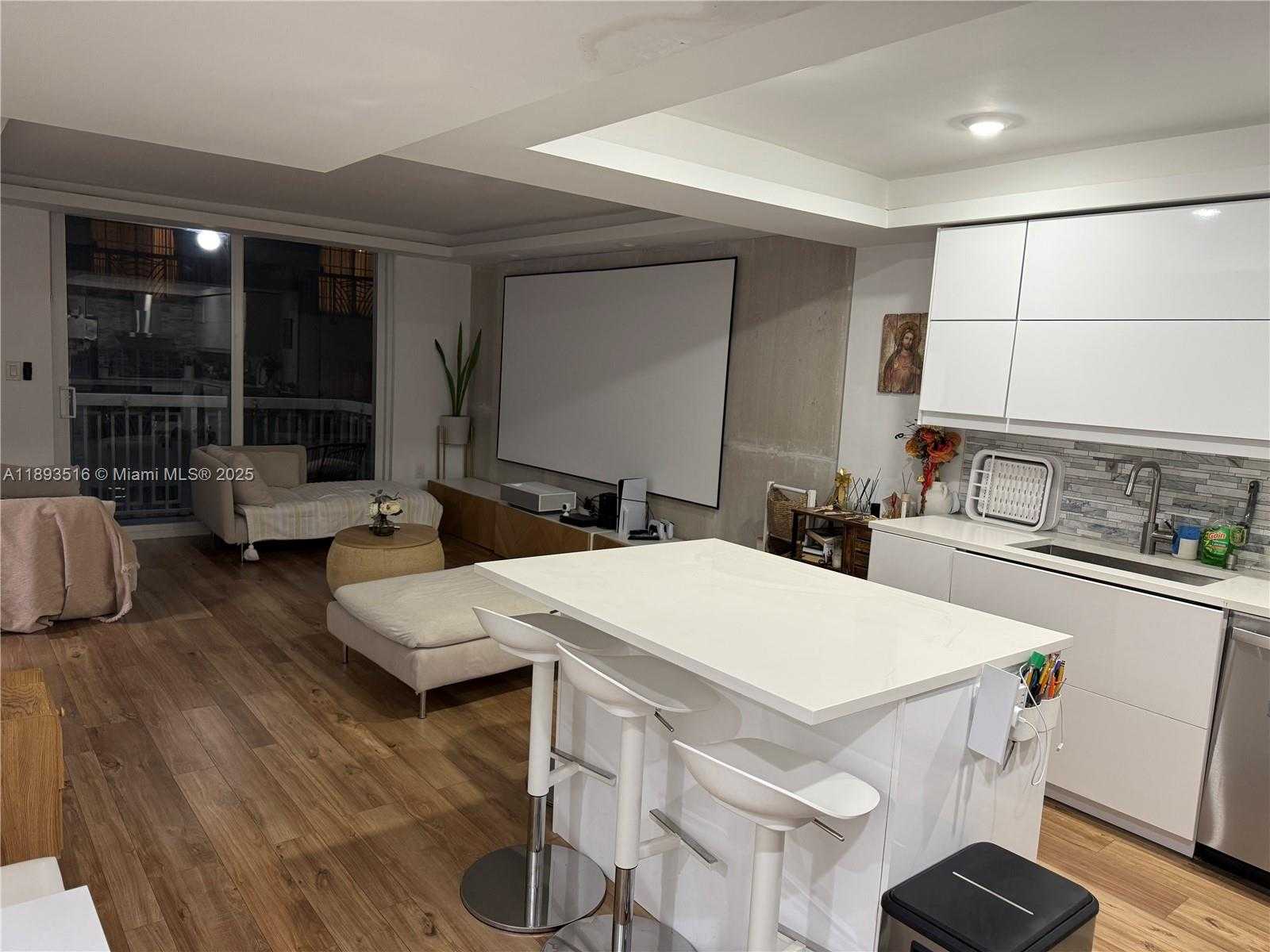 Small Image of 401 OCEAN DR #325, Miami Beach Number 3