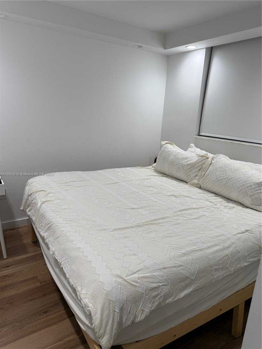 Small Image of 401 OCEAN DR #325, Miami Beach Number 4