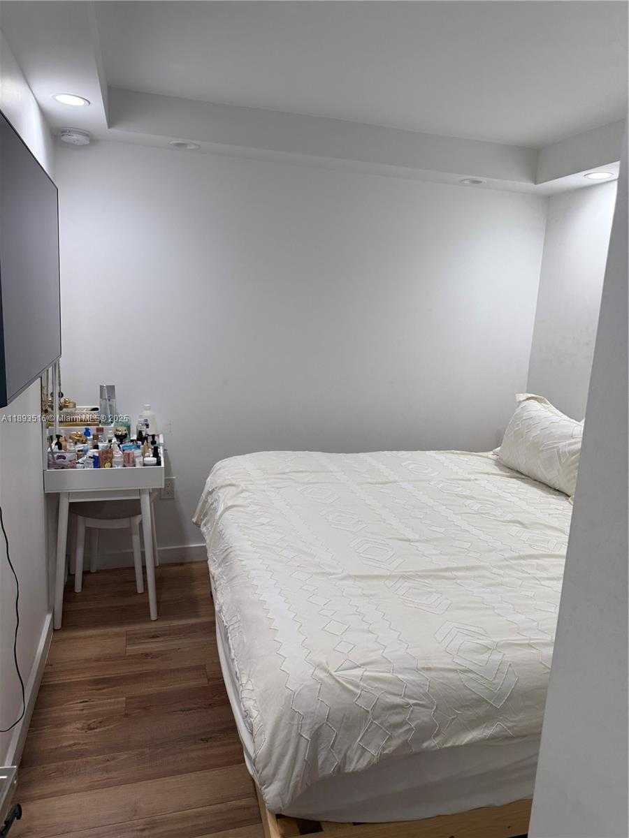 Small Image of 401 OCEAN DR #325, Miami Beach Number 5