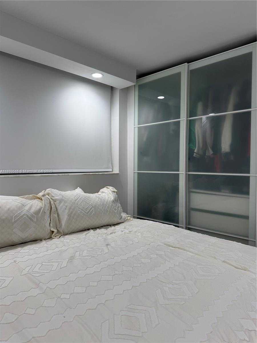 Small Image of 401 OCEAN DR #325, Miami Beach Number 6