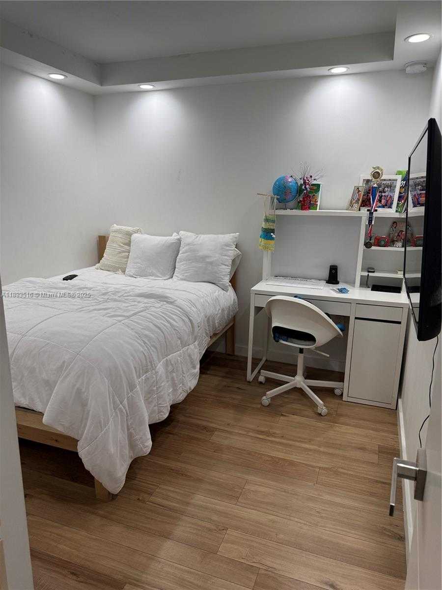 Small Image of 401 OCEAN DR #325, Miami Beach Number 8