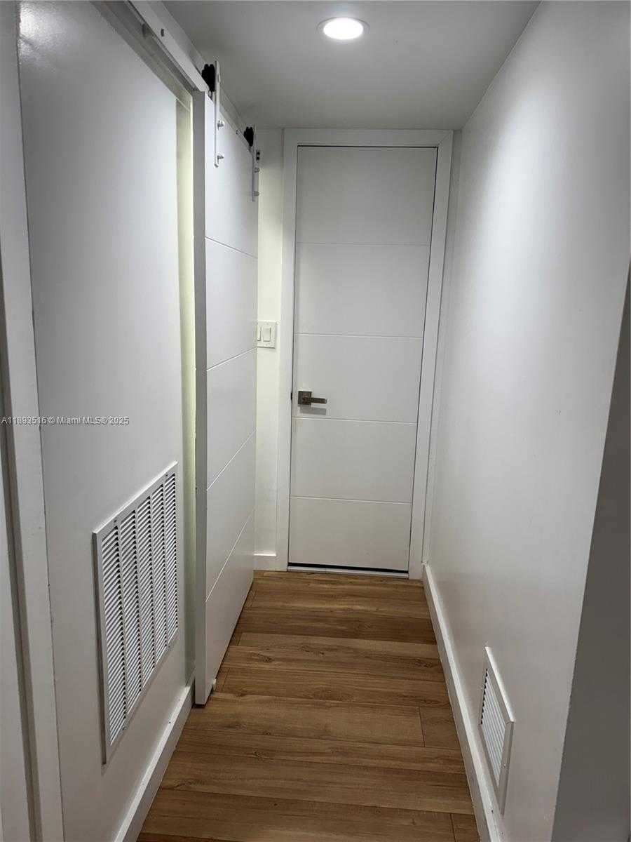 Small Image of 401 OCEAN DR #325, Miami Beach Number 9