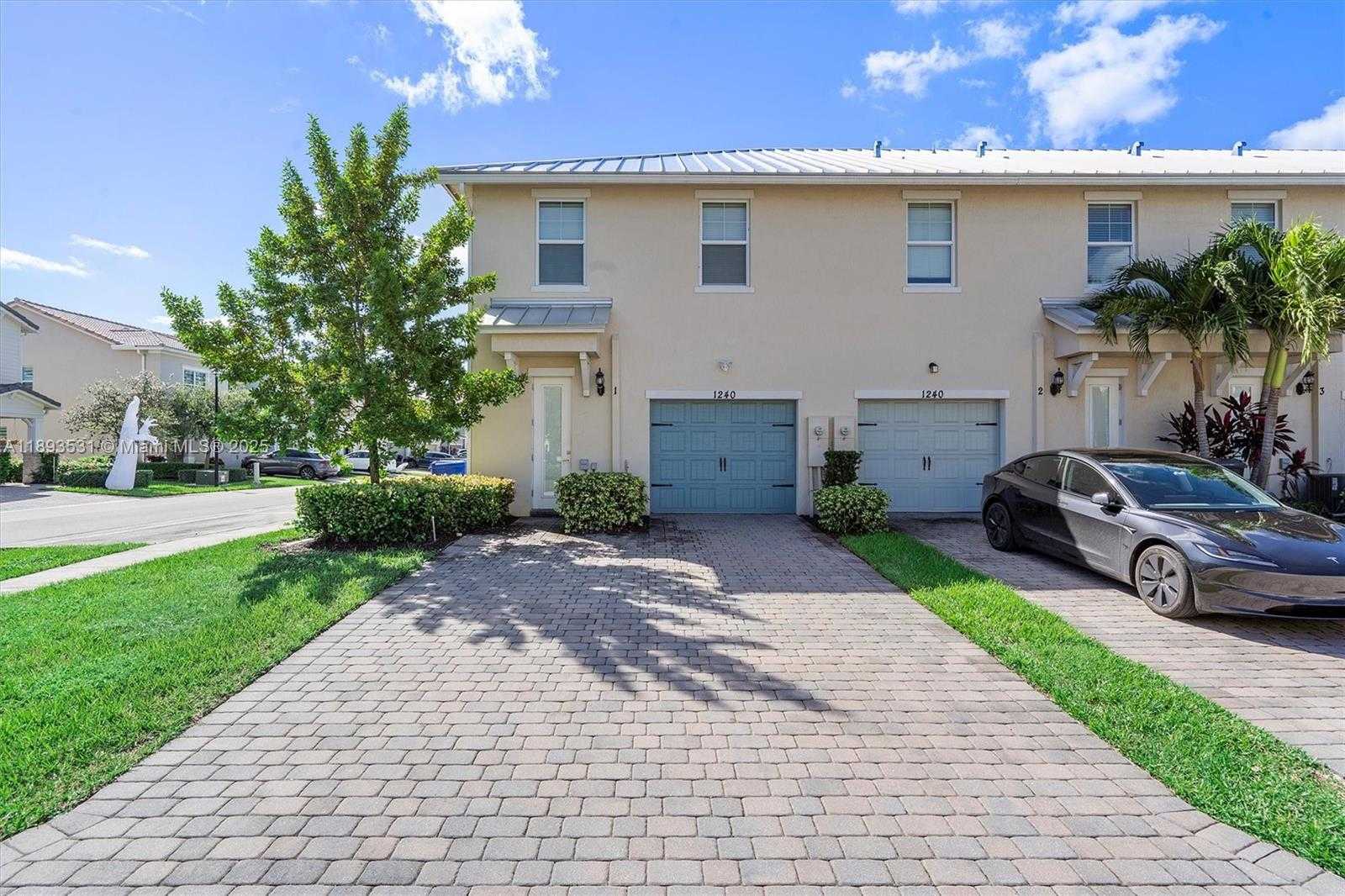 Small Image of 1240 EUCALYPTUS DR #1, Hollywood Number 13