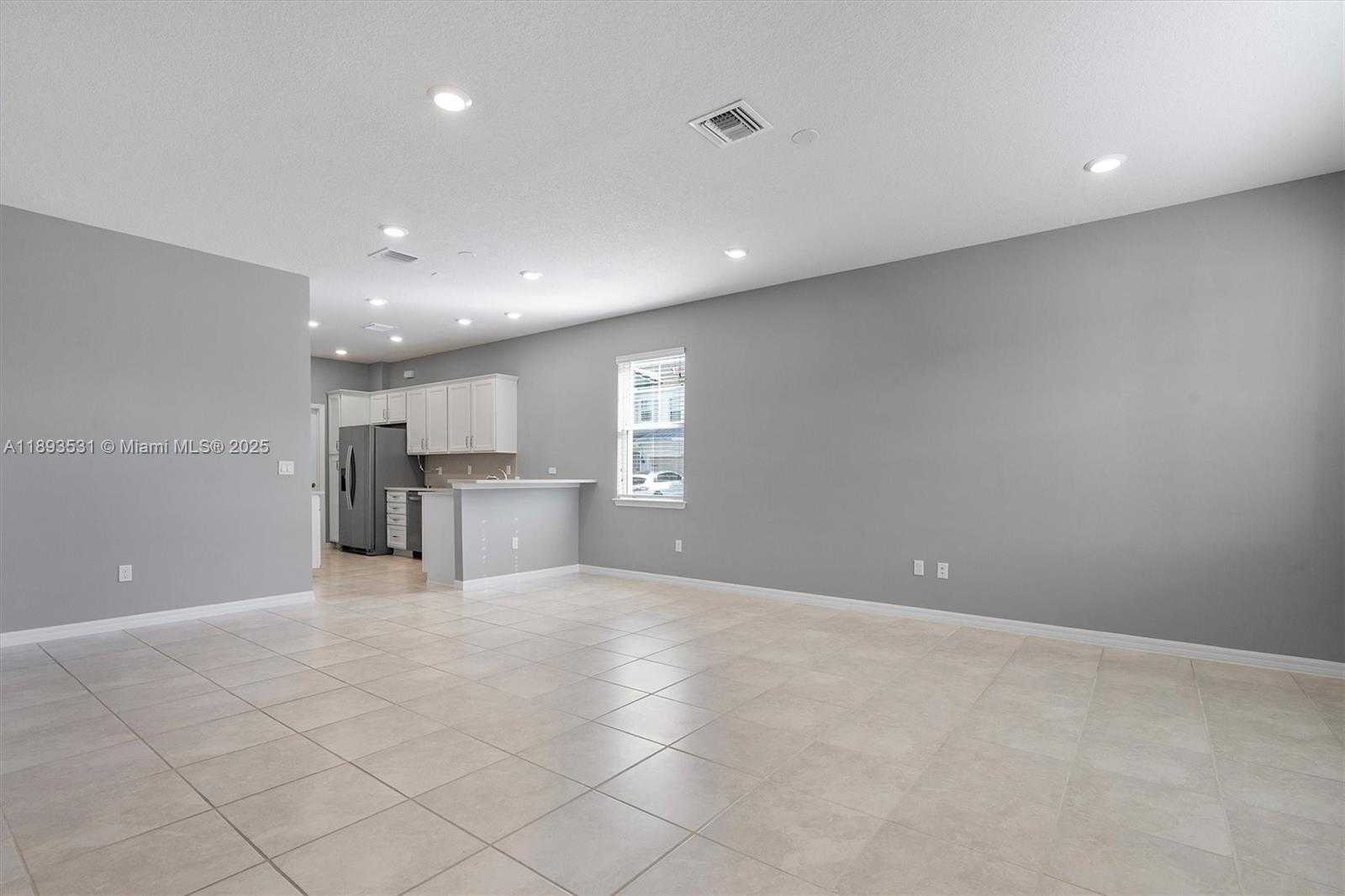 Small Image of 1240 EUCALYPTUS DR #1, Hollywood Number 2