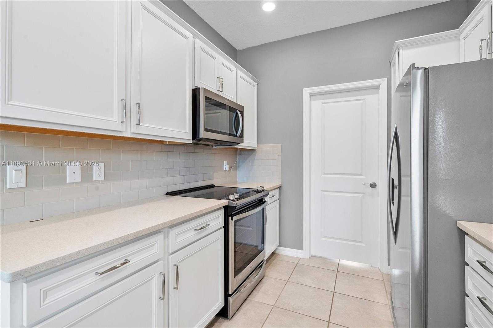 Small Image of 1240 EUCALYPTUS DR #1, Hollywood Number 3