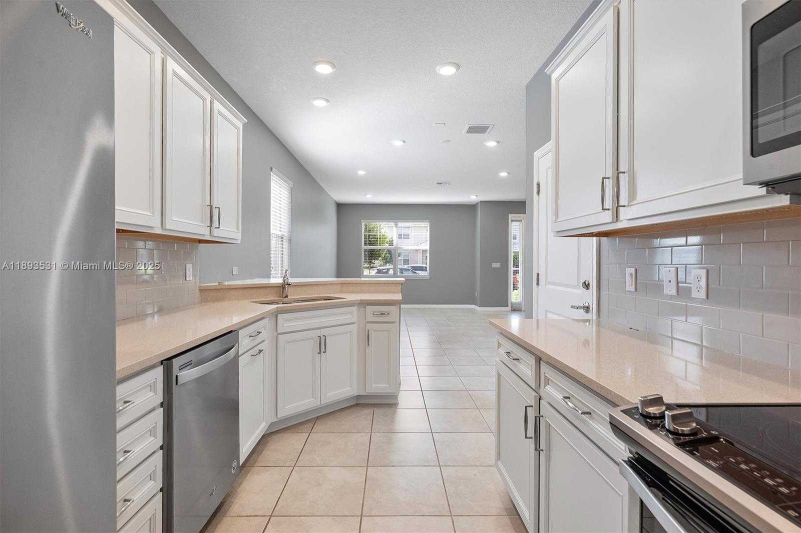 Small Image of 1240 EUCALYPTUS DR #1, Hollywood Number 4