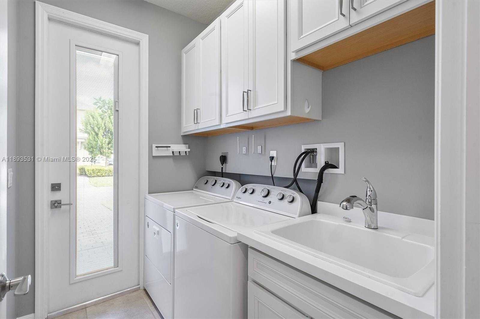 Small Image of 1240 EUCALYPTUS DR #1, Hollywood Number 5