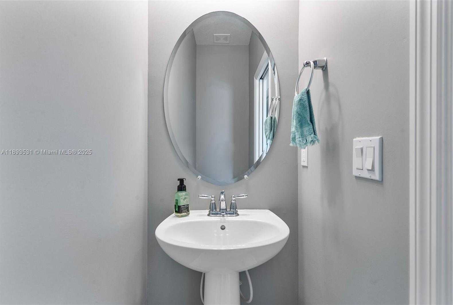 Small Image of 1240 EUCALYPTUS DR #1, Hollywood Number 6