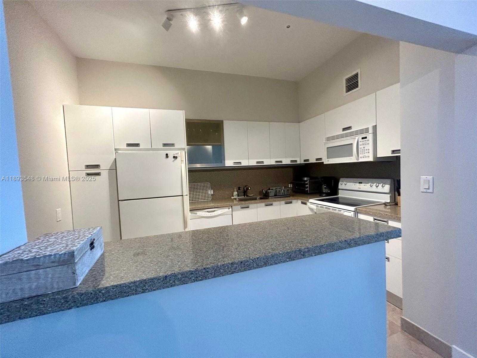 Small Image of 100 BAYVIEW DR #PH08, Sunny Isles Beach Number 20