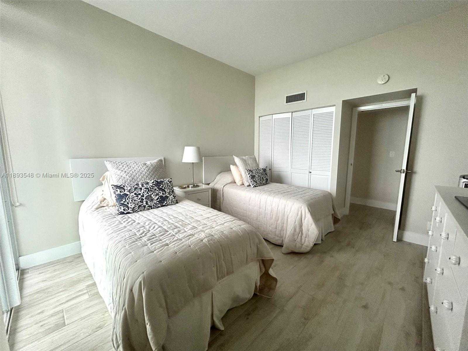 Small Image of 100 BAYVIEW DR #PH08, Sunny Isles Beach Number 24