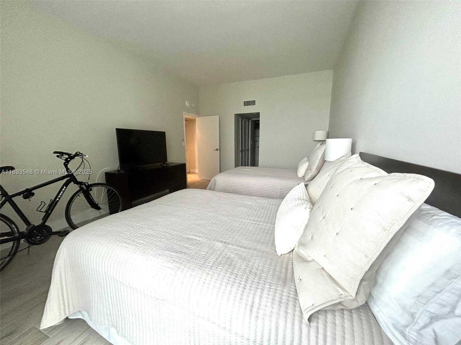 Small Image of 100 BAYVIEW DR #PH08, Sunny Isles Beach Number 31