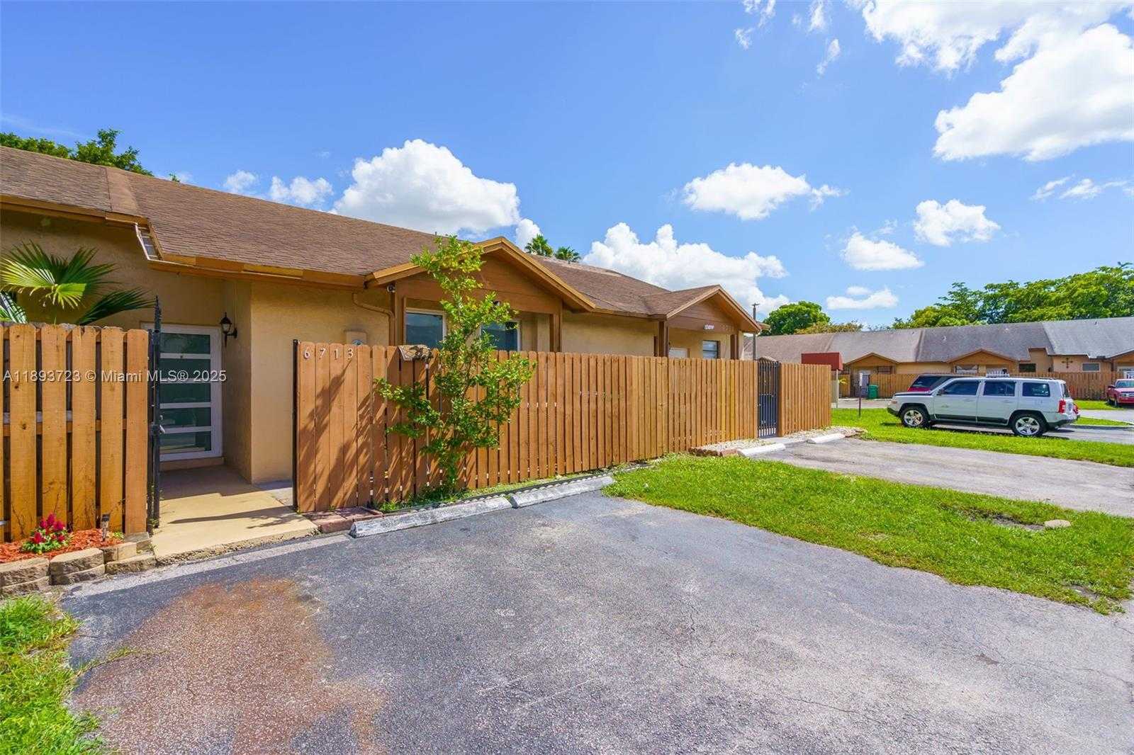 Small Image of 6713 NORTH WEST 188TH TER #6713, Hialeah Number 26