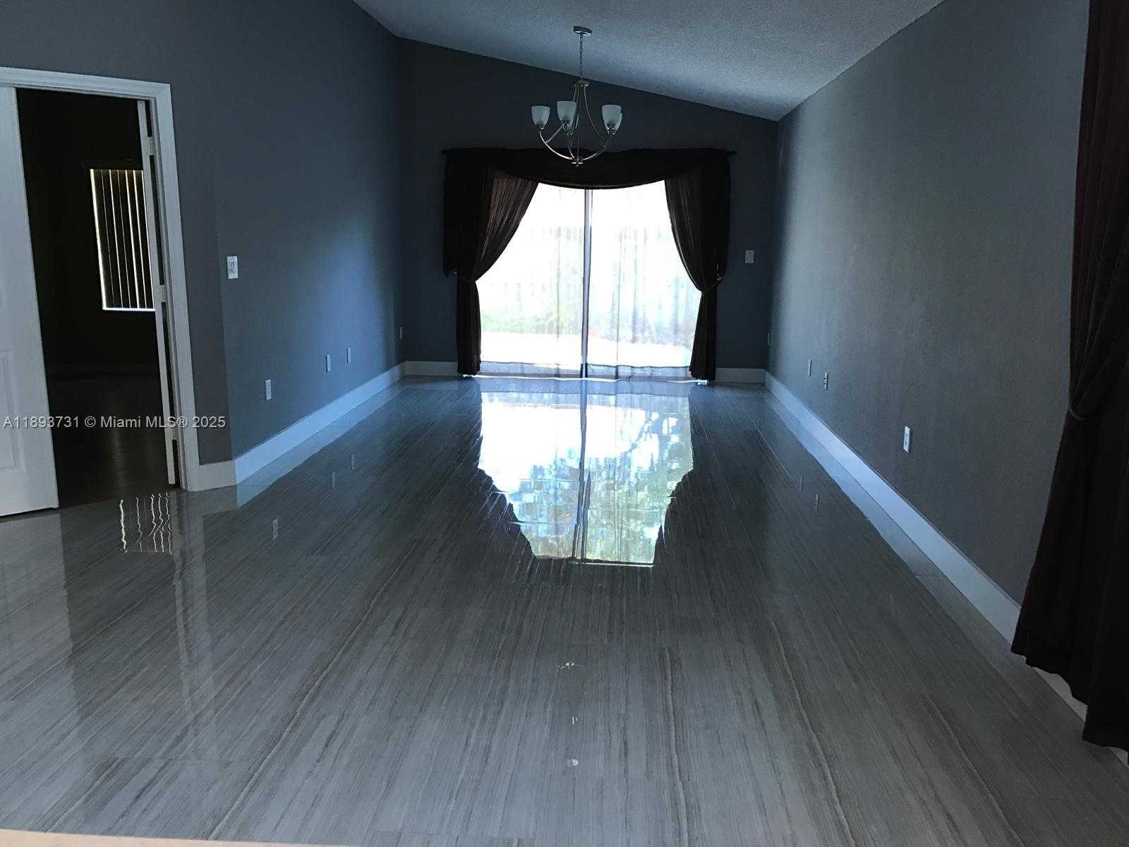 Small Image of 16405 SAPPHIRE ST #16405, Weston Number 3
